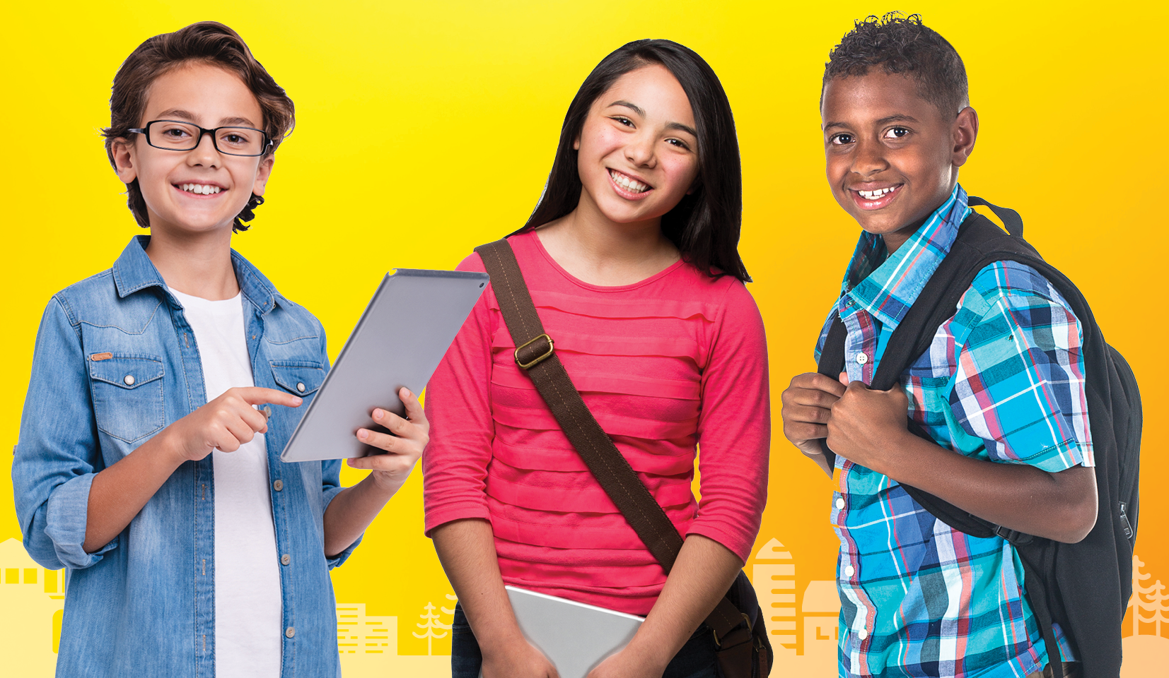 三个面带微笑的学生背着书包和平板电脑站在明亮的黄色背景前. 